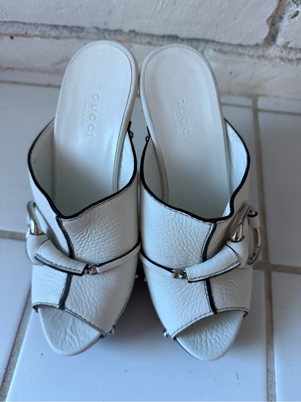 Gucci White Leather Platform Mule with Classic Silver Horse Bit Ring Accent - Picture 4 of 8